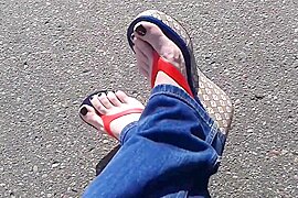 Sexy feet and sexy walk - free porn video