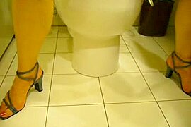 Japanese slut on the toilet - free porn video