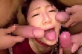 首輪を付けられバイブを嵌められてチン・をフェラバイブを出し入れされ3本のチン・を舐め次々に顔にブッカケられています。 - free porn video