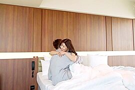 お色気フェロモン美女が寝起きのフェラ！クリトリスにバイブ当てられお漏らし潮吹き！ - free porn video